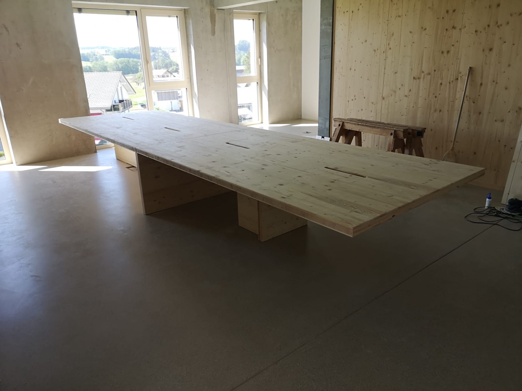 Panneau de parquet posé sur des supports pendant les travaux